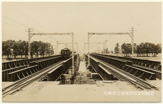 武庫川橋梁上の電車